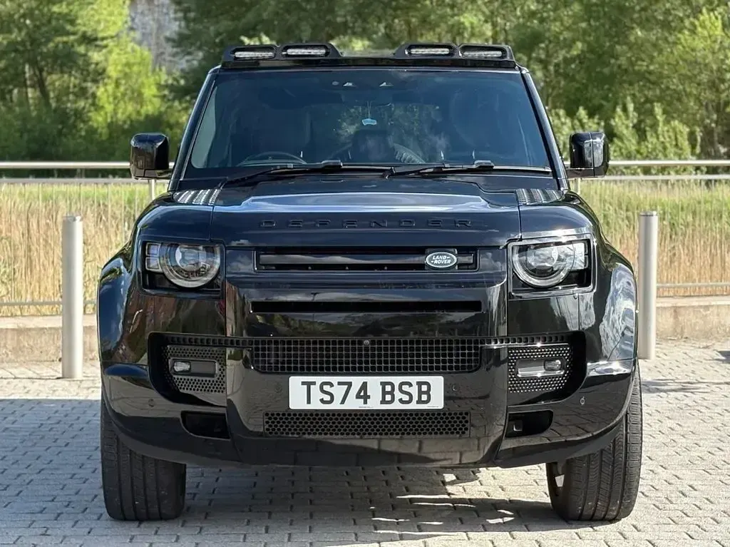 Used Land Rover Defender HSE Dynamic 250 HP (183 kW) 2025 Black SUV