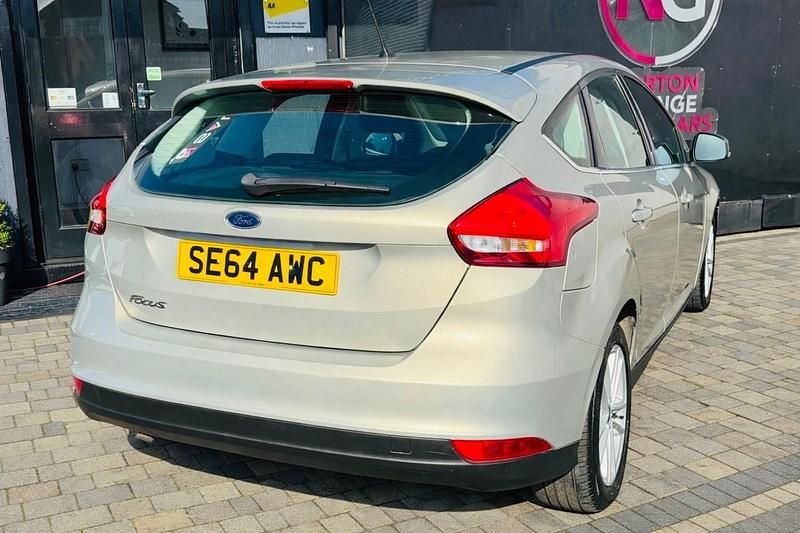 Usado Ford Focus Zetec 115 HP (84 kW) 2015 Prateado Citadino