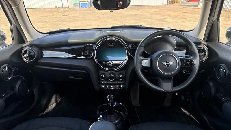 Usado Mini Cooper Classic 136 HP (100 kW) 2023 Prateado Citadino