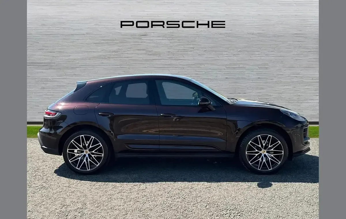 Used Porsche Macan 261 HP (191 kW) 2022 Carmine red SUV