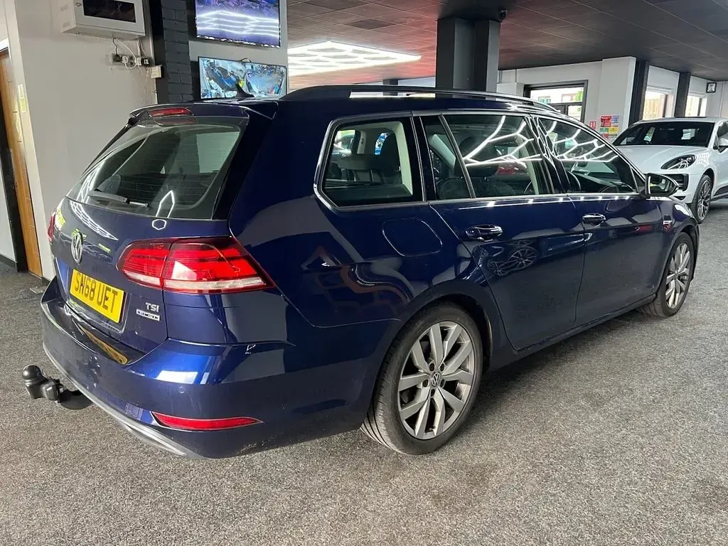 Used VW Golf VII SE 130 HP (95 kW) 2018 Blue Estate