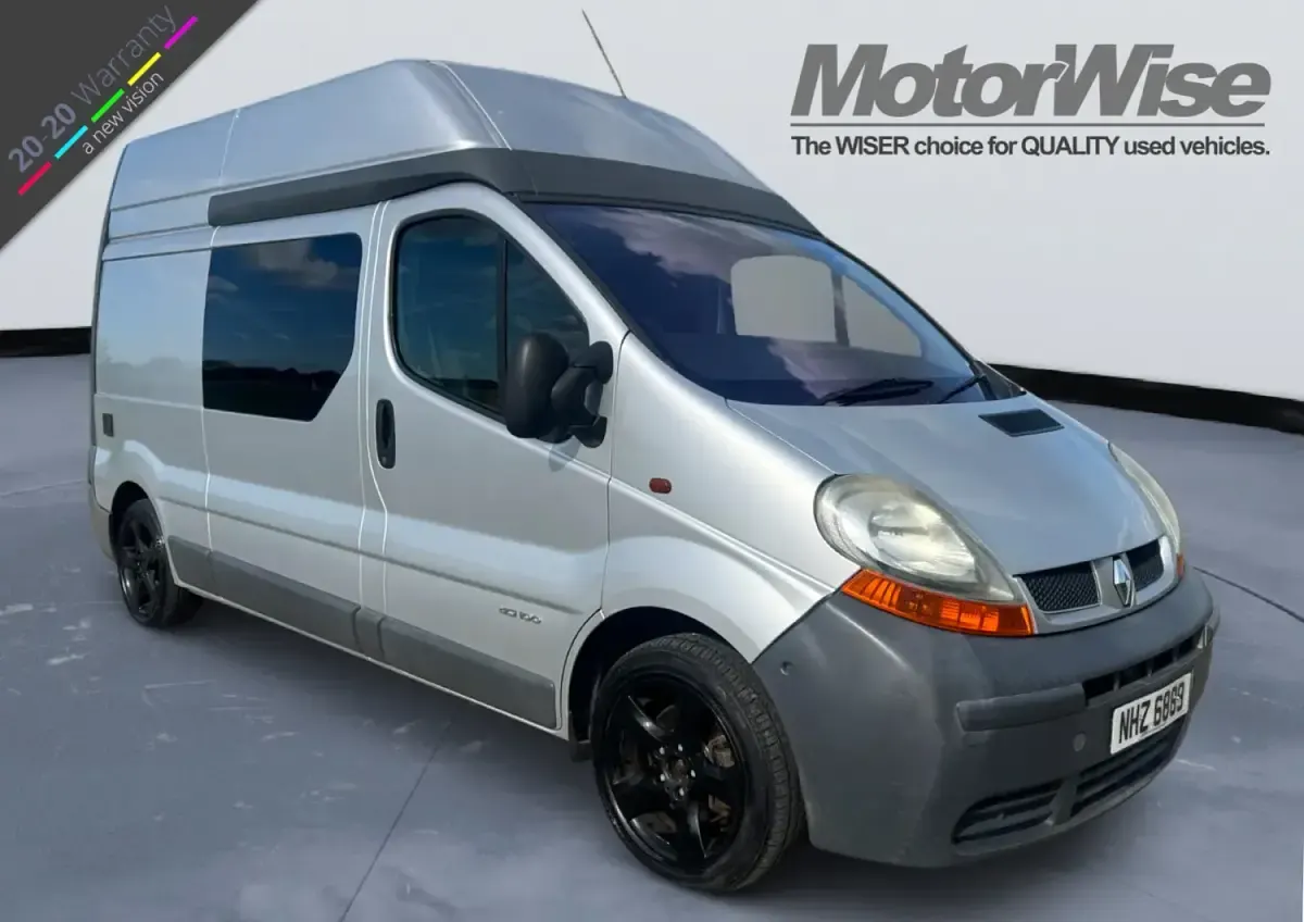 Begagnad Renault Trafic 2006 Silver Minibuss