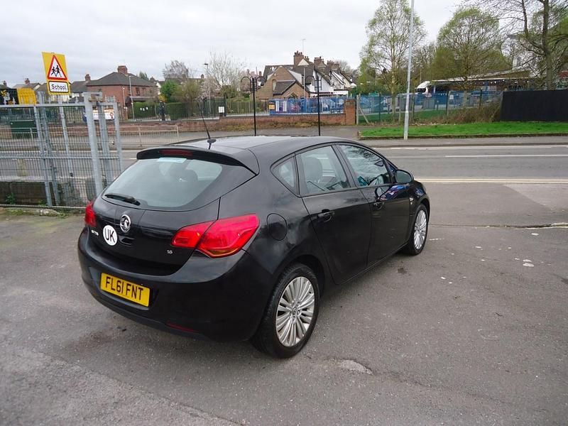 Used Vauxhall Astra Excite 115 HP (84 kW) 2011 Black Hatchback
