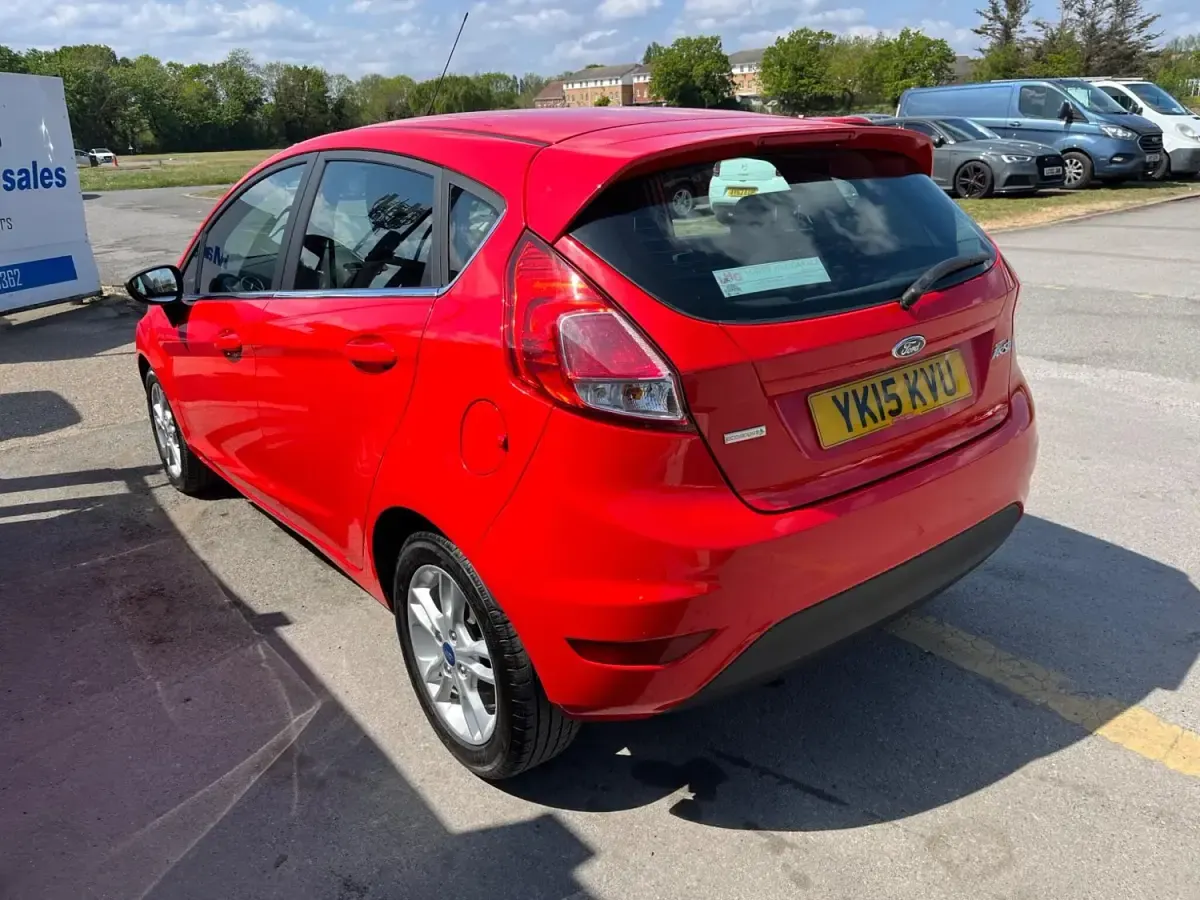 Second-hand Ford Fiesta Zetec 100 CP (73 kW) 2014 Roșu Hatchback