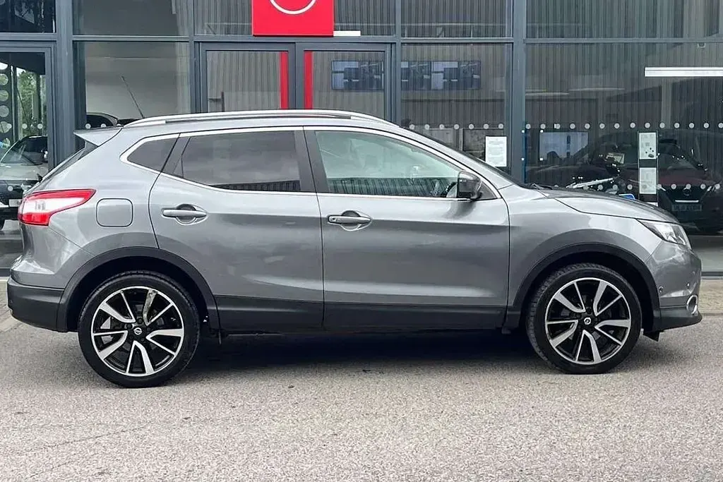 Used Nissan Qashqai Tekna 115 HP (84 kW) 2017 Grey SUV