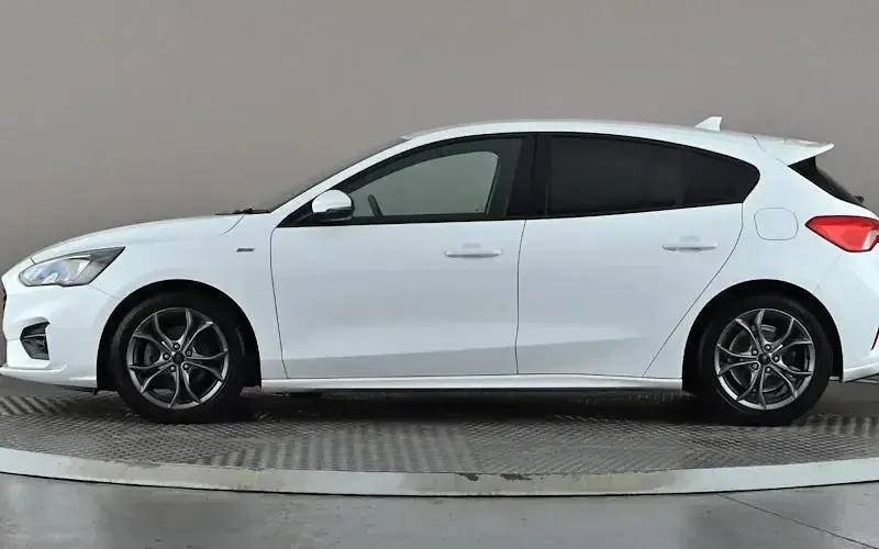 Used Ford Focus ST-Line 125 HP (91 kW) 2019 White Hatchback