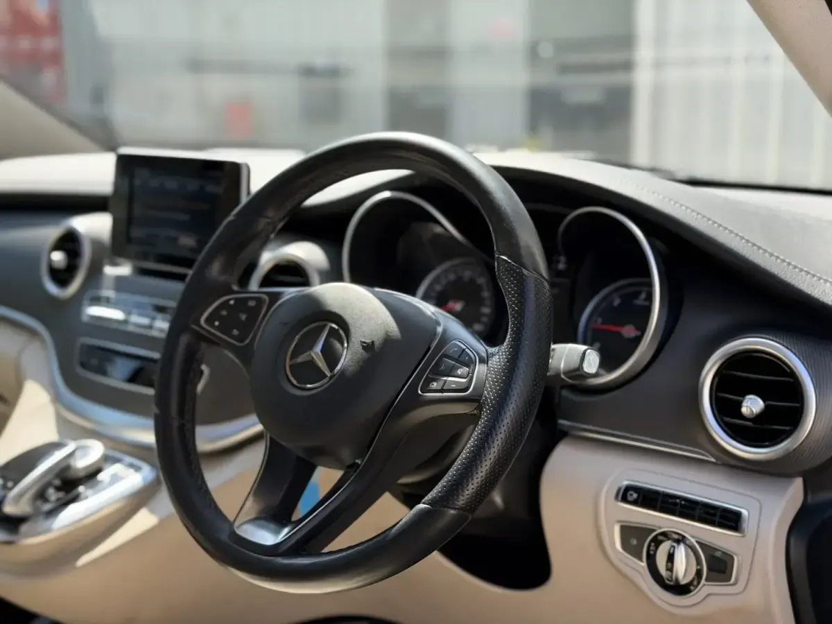 Begagnad Mercedes V250 2016 Svart Minibuss