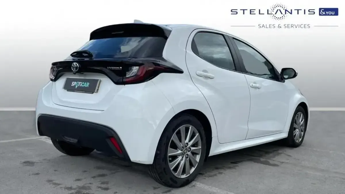Used Toyota Yaris 114 HP (83 kW) 2023 White Hatchback