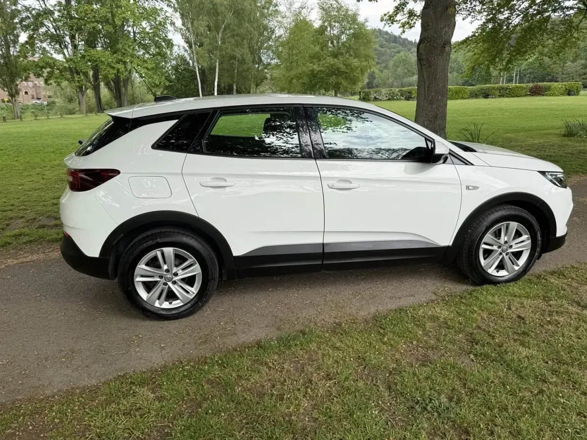Second-hand Vauxhall Grandland X 2018 Alb SUV