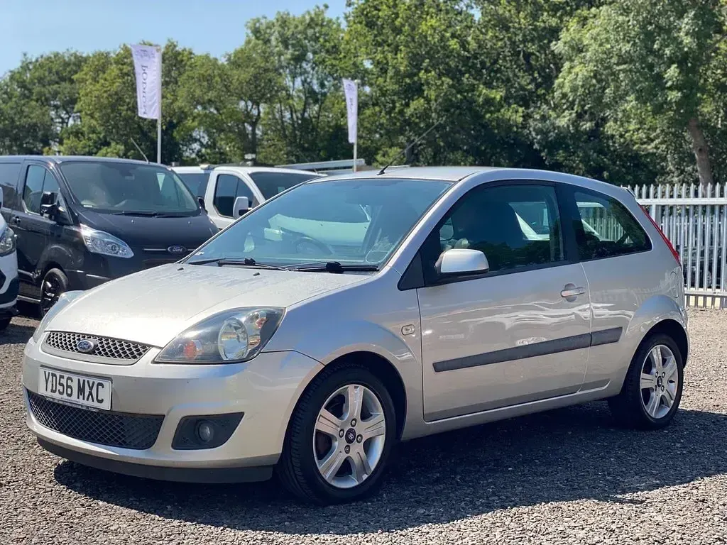 Used Ford Fiesta 79 HP (58 kW) 2006 Silver Hatchback