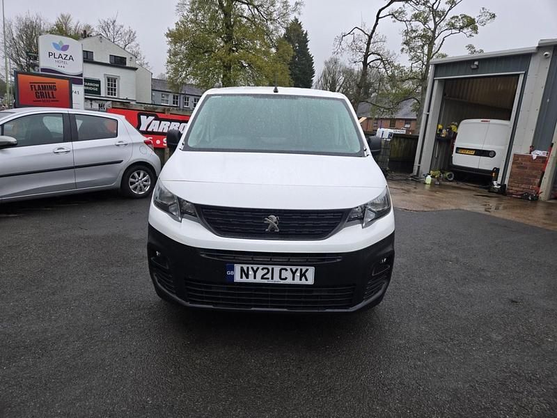 Begagnad Peugeot Partner 131 HK (96 kW) 2021 Vit Minibuss