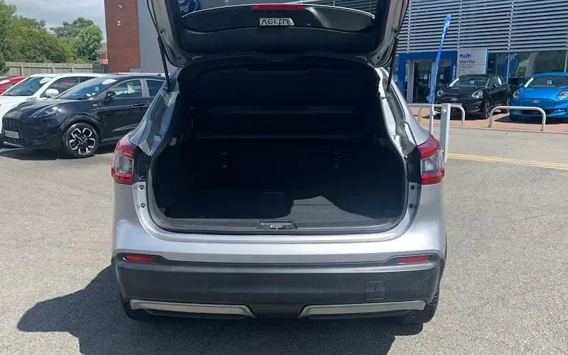 Used Nissan Qashqai N-Connecta 116 HP (85 kW) 2018 Silver SUV