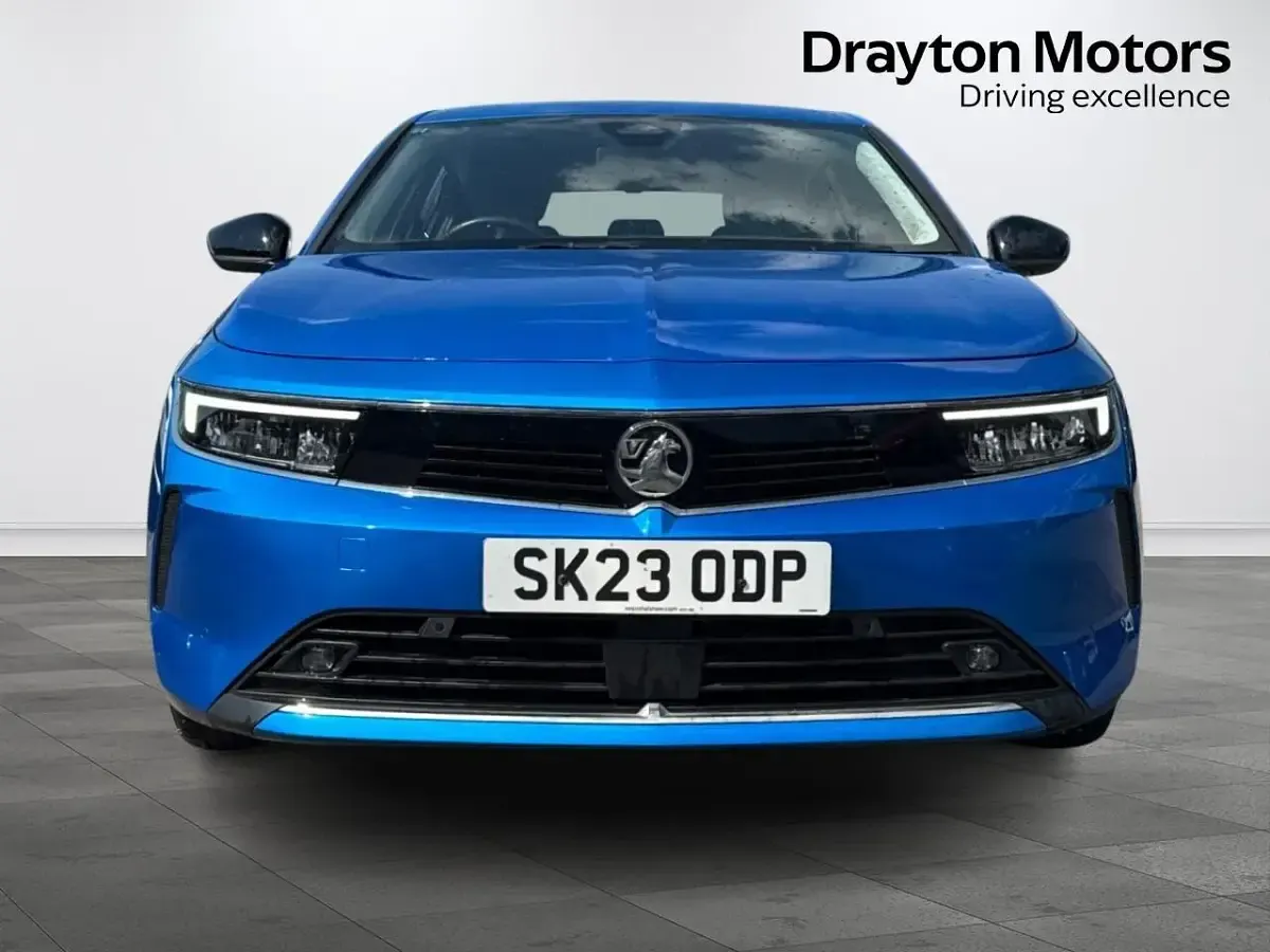 Used Vauxhall Astra Design Edition 130 HP (95 kW) 2023 Blue Hatchback
