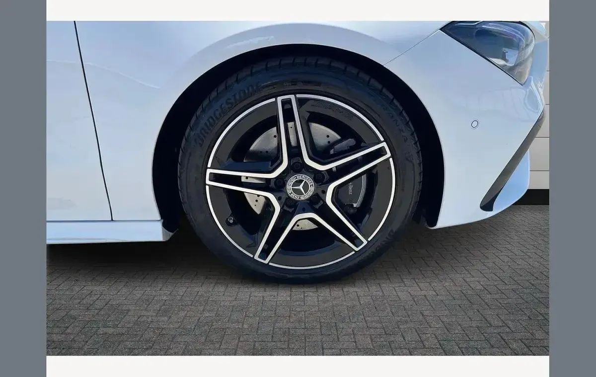 Used Mercedes CLA200 Executive 161 HP (118 kW) 2025 White Estate