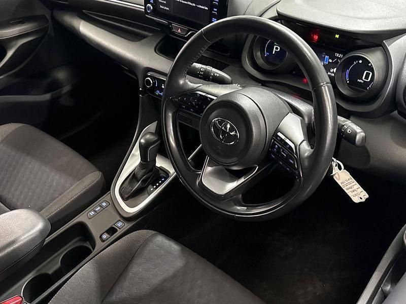 Used Toyota Yaris Hybrid Design 116 HP (85 kW) 2022 Orange Hatchback