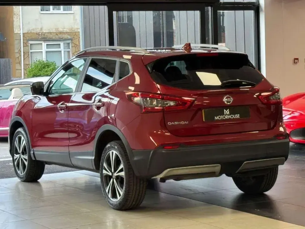 Used Nissan Qashqai N-Connecta 115 HP (84 kW) 2019 Red SUV