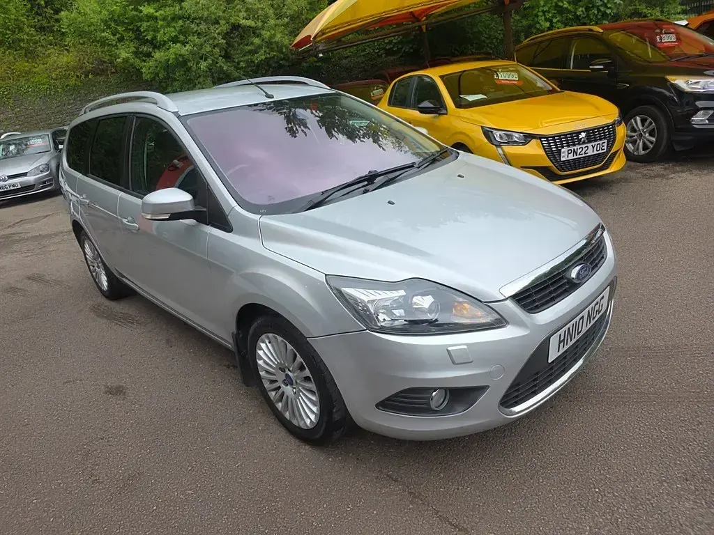 Begagnad Ford Focus Titanium 2010 Silver Kombi