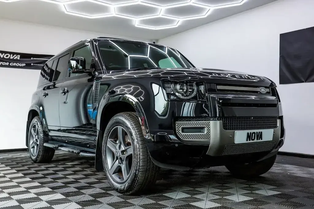Used Land Rover Defender SE Dynamic 300 HP (220 kW) 2024 Black SUV