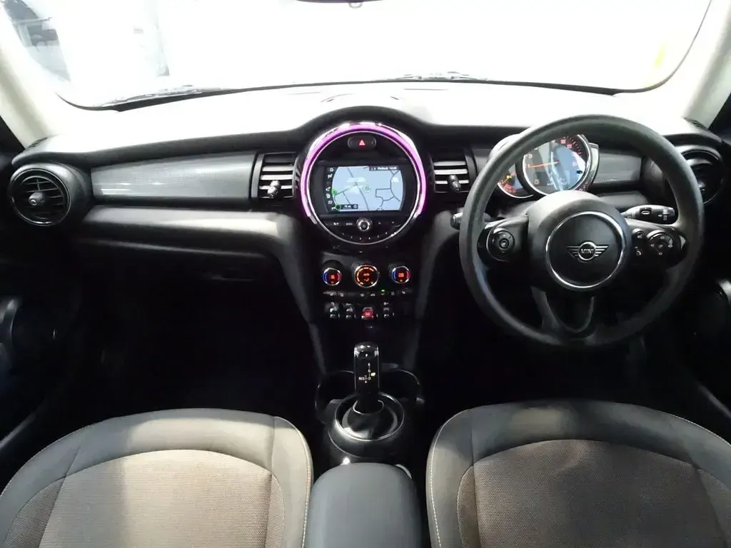 Used Mini Cooper Classic 134 HP (98 kW) 2019 Silver Hatchback