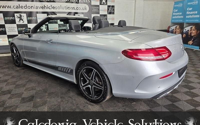 Usado Mercedes C220 Premium Plus 170 CV (125 kW) 2018 Plateado Descapotable