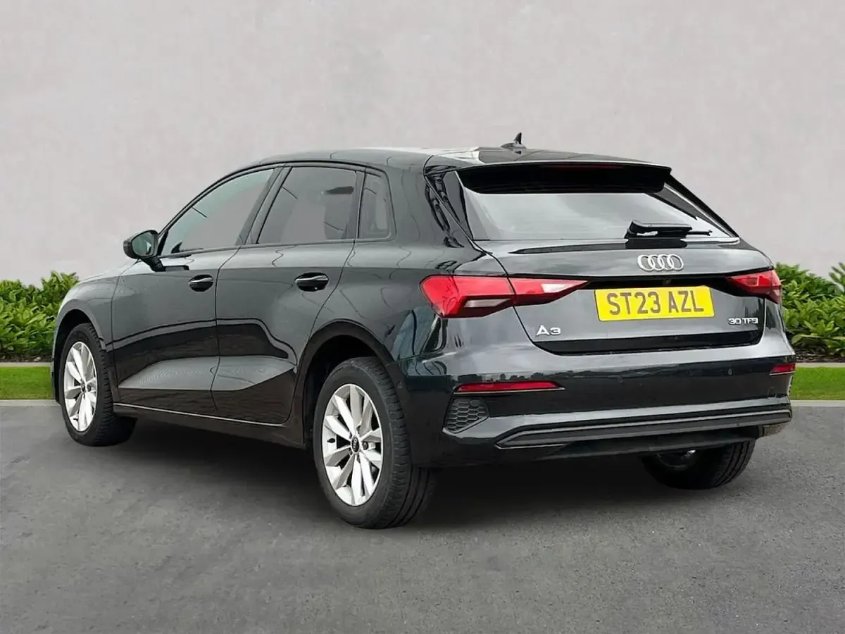 Używany Audi A3 Comfort 108 KM (79 kW) 2023 Czarny Sedan/Limuzyna