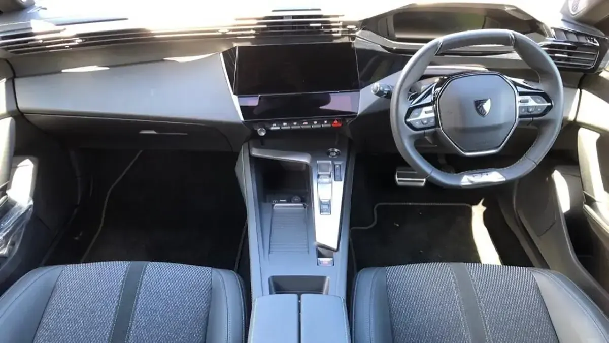 Usado Peugeot 308 GT 134 HP (98 kW) 2025 Cinzento Citadino