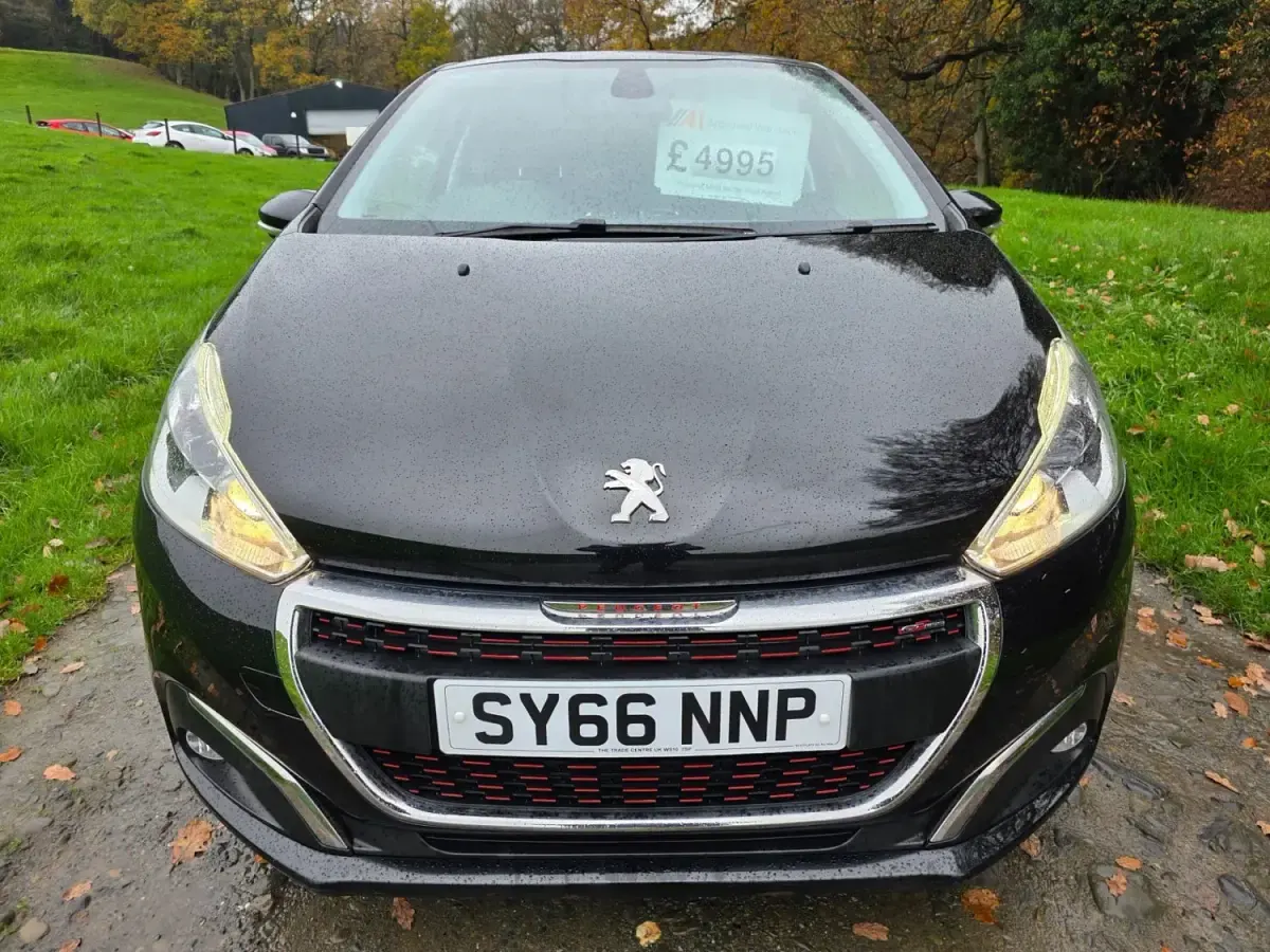 Begagnad Peugeot 208 GT-line 2016 Svart Halvkombi