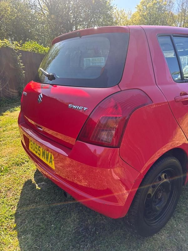 Begagnad Suzuki Swift GL 92 HK (67 kW) 2005 Röd Halvkombi