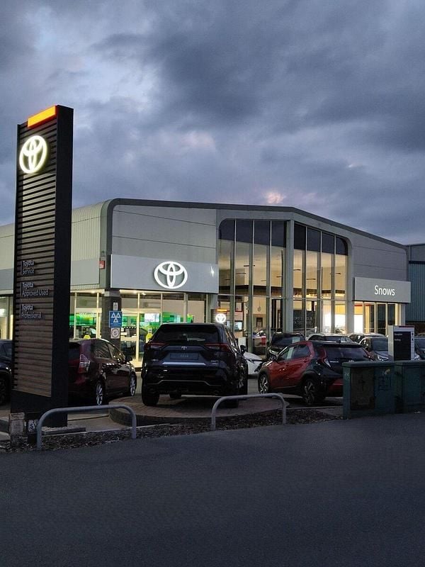 Nebula blue Used 2019 Toyota Yaris Hybrid Hatchback | £13,699 (Super price) - Image 1/1