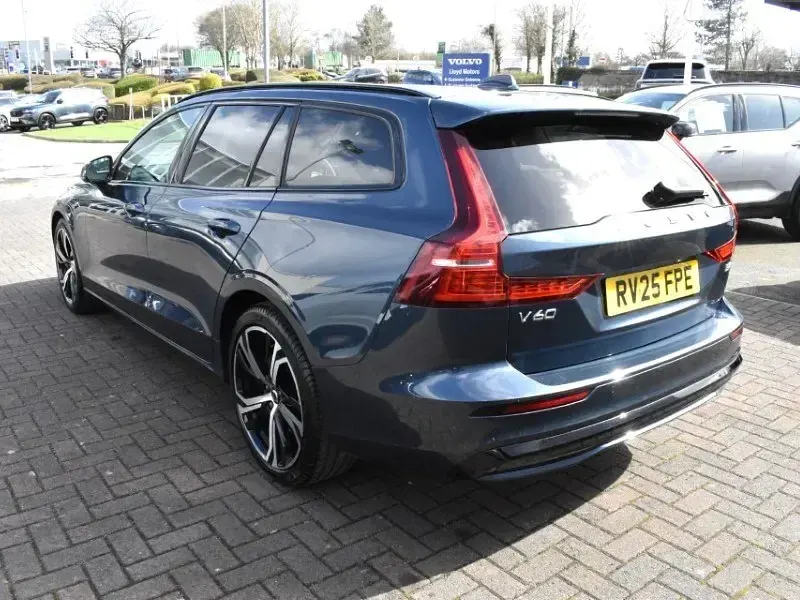 Używany Volvo V60 Plus 195 KM (143 kW) 2025 Niebieski Kombi
