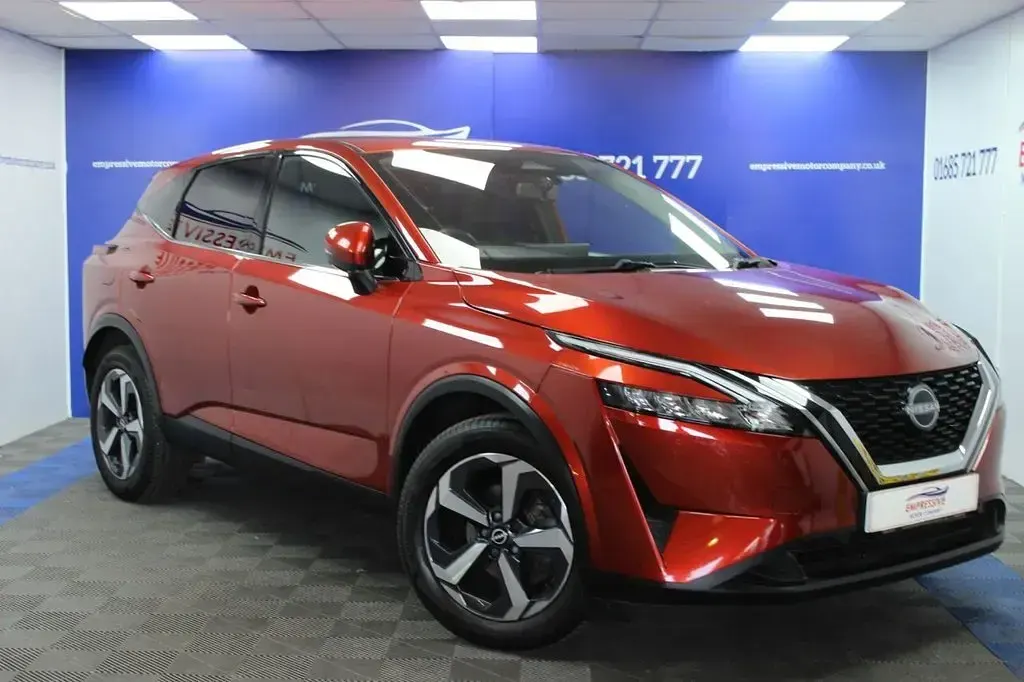 Used Nissan Qashqai N-Connecta 140 HP (102 kW) 2022 Red SUV