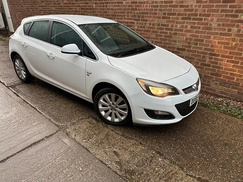 White Used 2015 Vauxhall Astra Hatchback | £3,995 (Super price) - Image 1/4