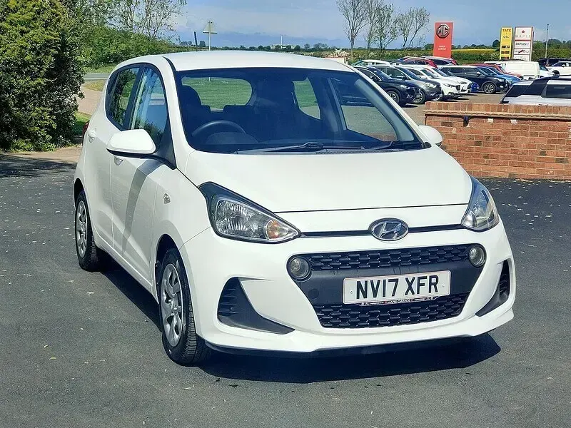 Used Hyundai i10 SE 67 HP (49 kW) 2017 White Hatchback
