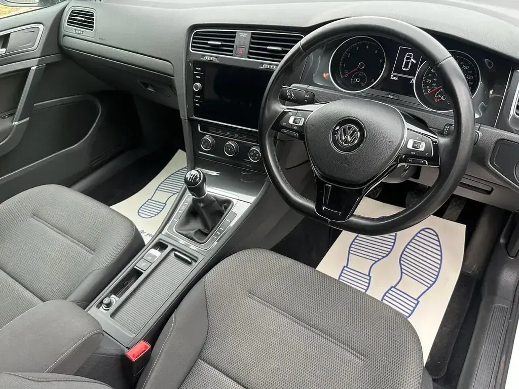 Used VW Golf VII SE 130 HP (95 kW) 2018 White Hatchback