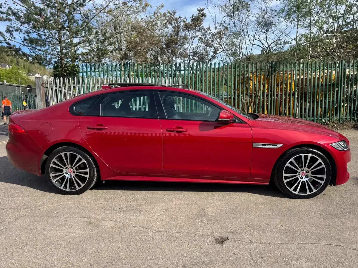 Begagnad Jaguar XF R-Sport 300 HK (220 kW) 2017 Röd Sedan