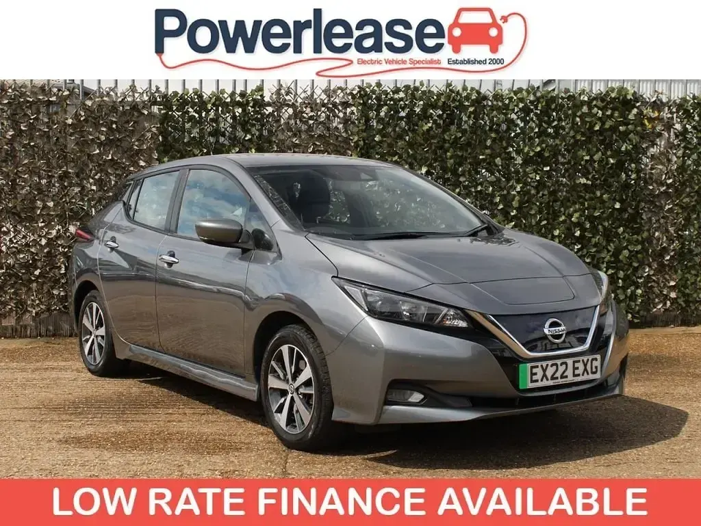 Begagnad Nissan Leaf Acenta 110 kW (150 HK) 2022 Grå Halvkombi