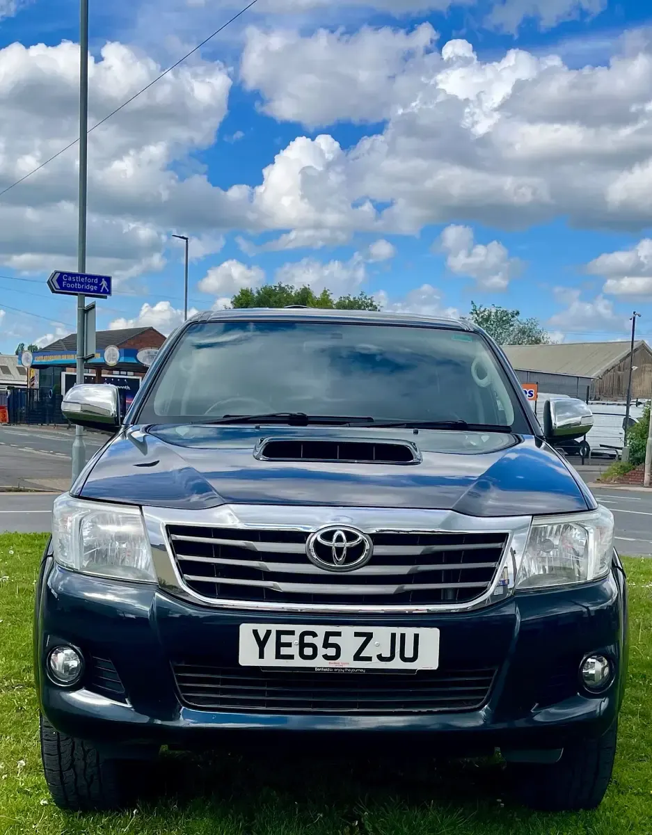 Used Toyota HiLux 171 HP (125 kW) 2015 Grey Pickup