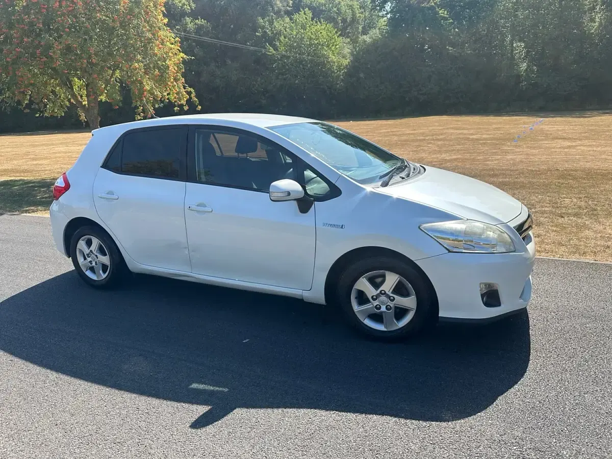Used Toyota Auris Hybrid T4 136 HP (100 kW) 2011 White Hatchback