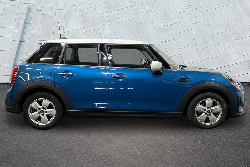 Begagnad Mini Cooper Classic 134 HK (98 kW) 2022 Blå Halvkombi