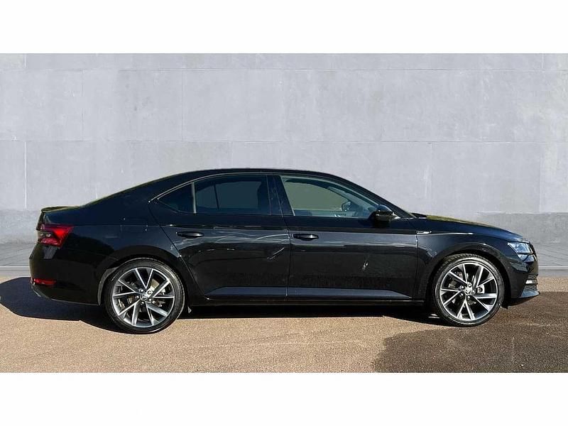 Gebraucht Skoda Superb SportlinePlus 150 PS (110 kW) 2024 Schwarz Kleinwagen