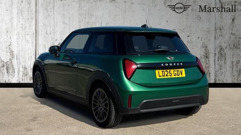 Begagnad Mini Cooper Exclusive 114 kW (156 HK) 2025 Grön Halvkombi