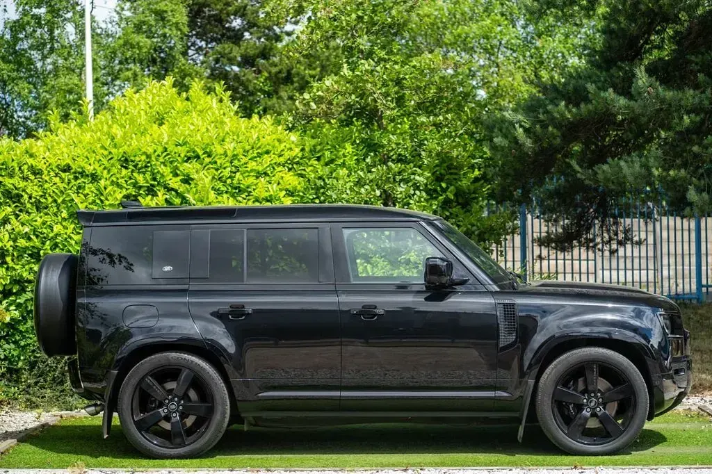 Used Land Rover Defender S 525 HP (386 kW) 2022 Black SUV