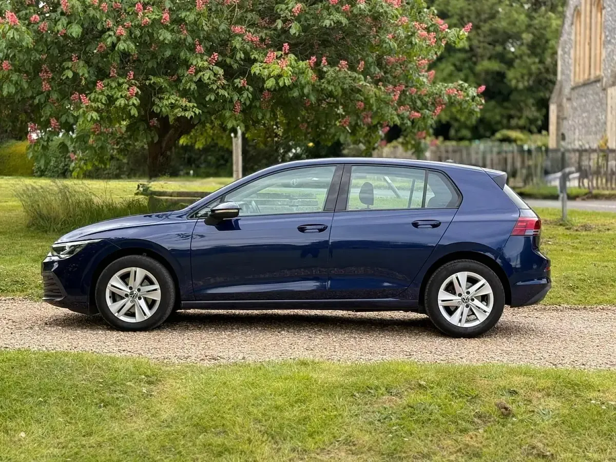 Used VW Golf VIII Life 150 HP (110 kW) 2023 Blue Hatchback