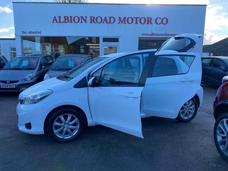 Used Toyota Yaris Multidrive S 2013 White Hatchback