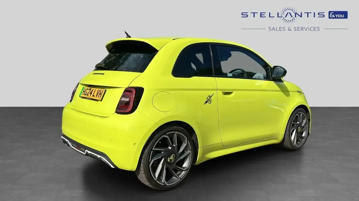 Usado Abarth 500e Turismo 112 kW (153 HP) 2024 Verde Citadino