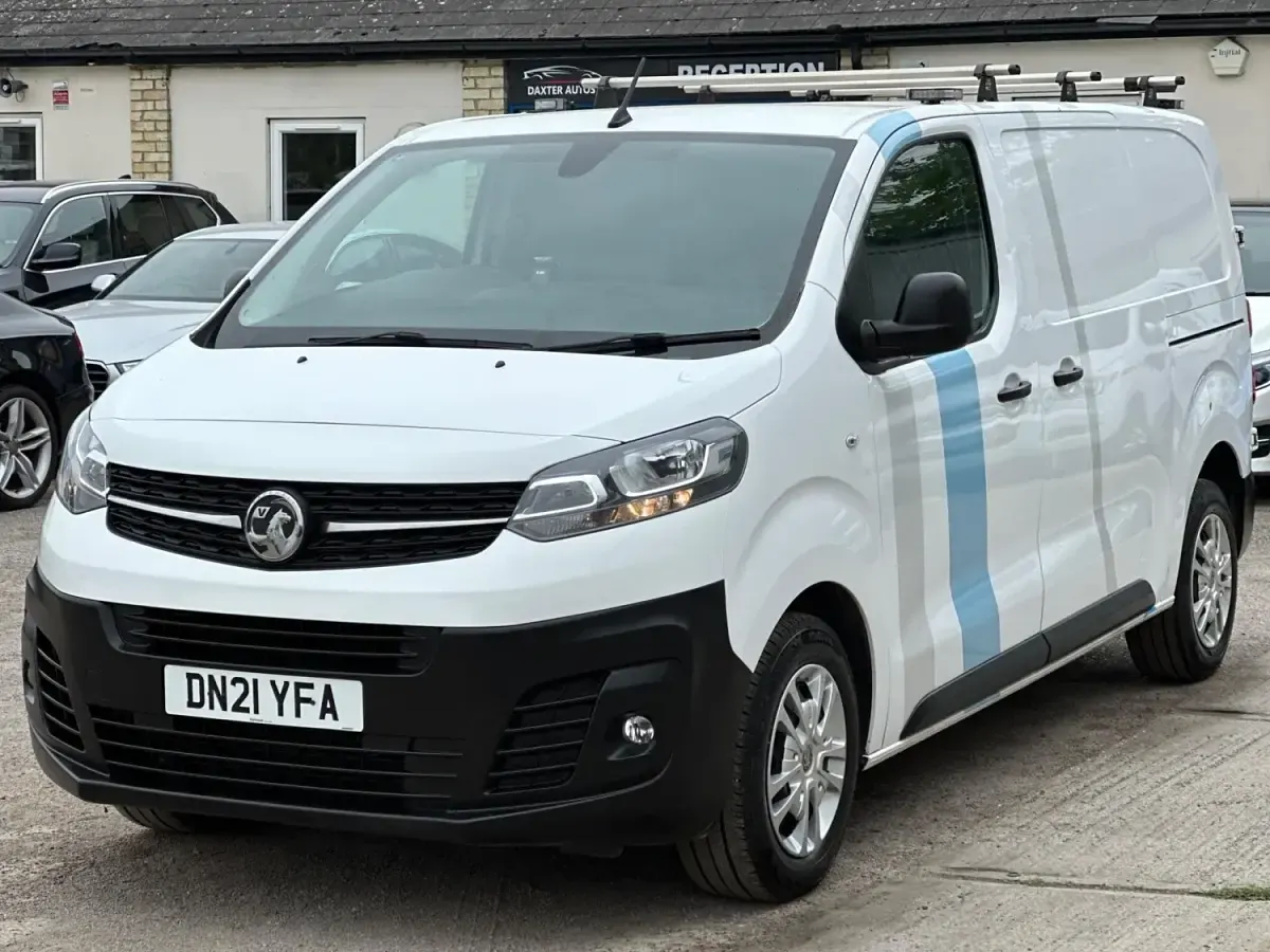 Second-hand Vauxhall Vivaro S 120 CP (88 kW) 2021 Alb Monovolum