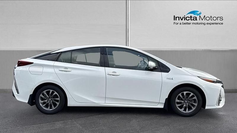 Used Toyota Prius 122 HP (89 kW) 2019 White Hatchback