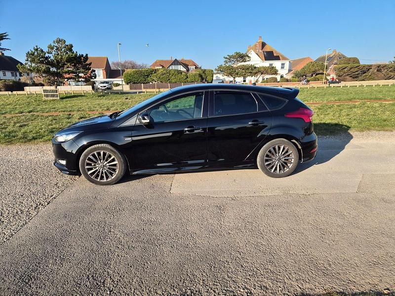 Used Ford Focus ST-Line 125 HP (91 kW) 2017 Panther black metallic Hatchback