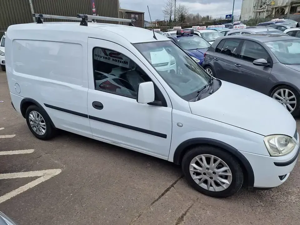 Used Vauxhall Combo 75 HP (55 kW) 2010 White MPV