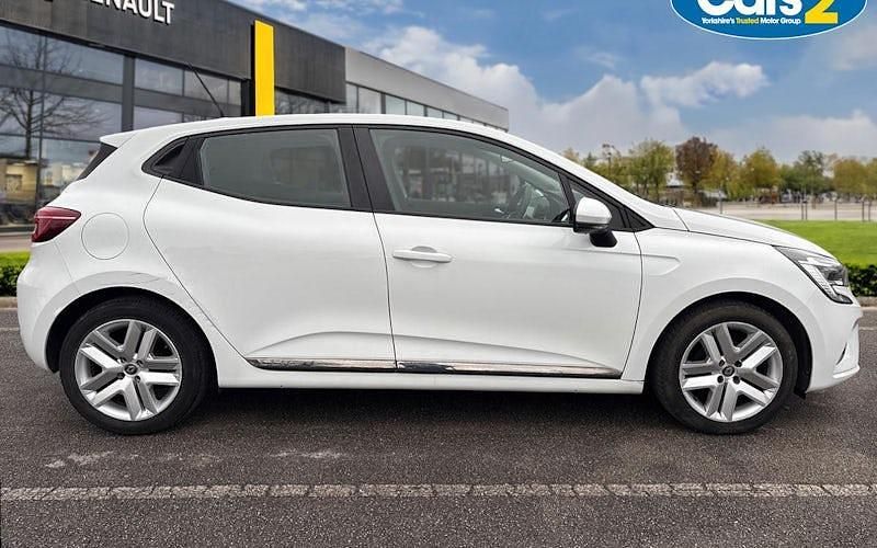 Used Renault Clio V Play 75 HP (55 kW) 2020 White  Hatchback